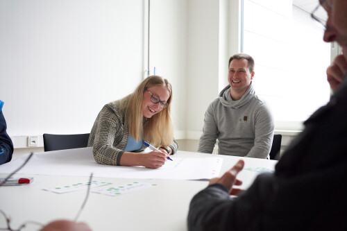 Mitarbeitende ineinem Team-Meeting.