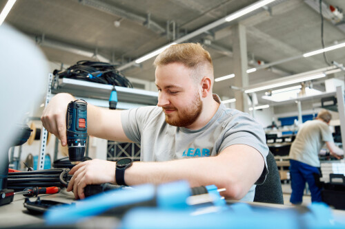 Trainee assembling connection cables.