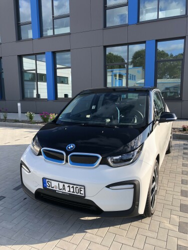Ein elektrisch betriebener Firmenwagen der Marke BMW.