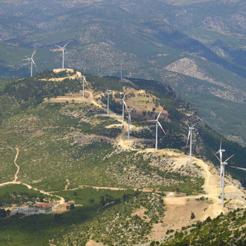 Luftbild des Windparks in der türkischen Provinz Mersin.