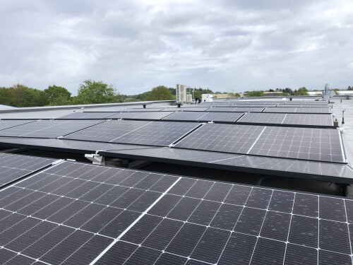 Die PV-Anlage auf dem Dach des Firmengebäudes.