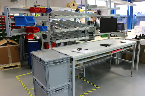Schreibtisch und Regale in der neuen Produktionshalle von LEAB