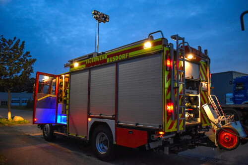 Ein Feuerwehr Einsatzfahrzeug im Dunkeln