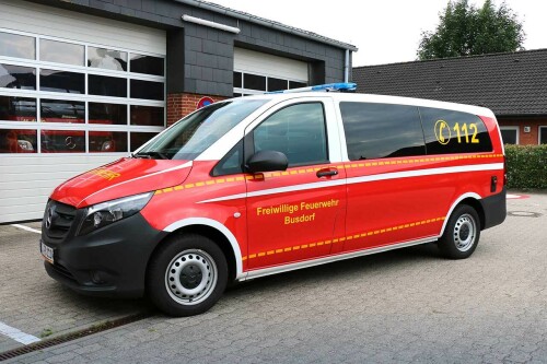 Ein Einsatzfahrzeug vor dem Gebäude der Freiwilligen Feuerwehr Busdorf