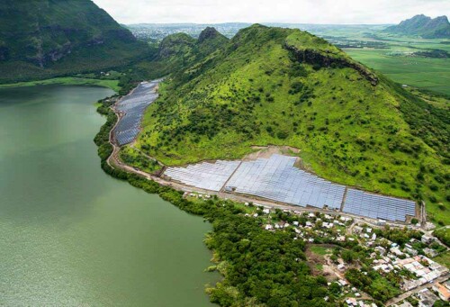 Luftaufnahme eines Solarparks inmitten grüner Hügel auf Mauritius