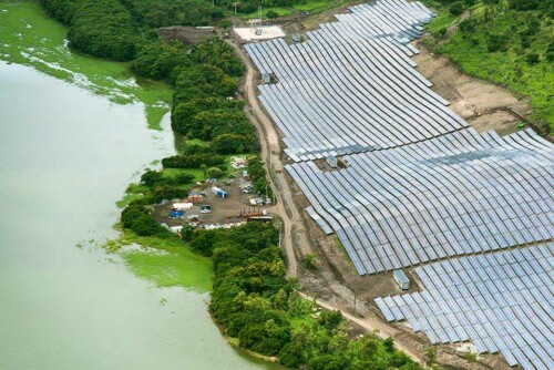 Nahaufnahme eines Solarparks auf Mauritius aus der Luft