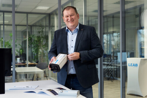 Der neue Vertriebsleiter Marius Urbanowicz mit einem Produkt in der Hand