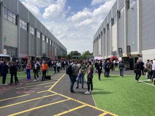 Many people stand in the outdoor facilities of the Congress Centre in Cologne