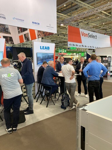 Viele Menschen am Stand von LEAB und VanSelect