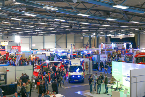 Feuerwehr- und Krankenwagen in der Messehalle der Signal112.