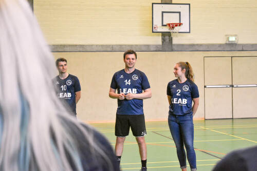 Handballtrainer bedankt sich für die neuen Trikots