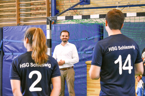 Richard Westerkamp handing over the sponsored jerseys to HSG Schleswig