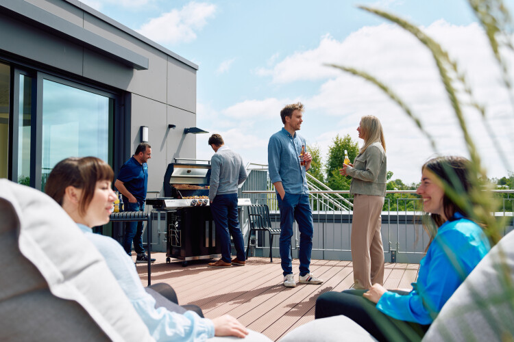 Positives Arbeitsklima bei LEAB: Mitarbeitende auf der Dachterrasse des Firmengebäudes.