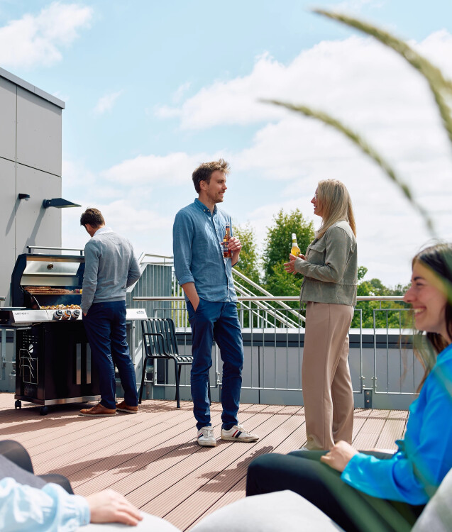 Positives Arbeitsklima bei LEAB: Mitarbeitende auf der Dachterrasse des Firmengebäudes.