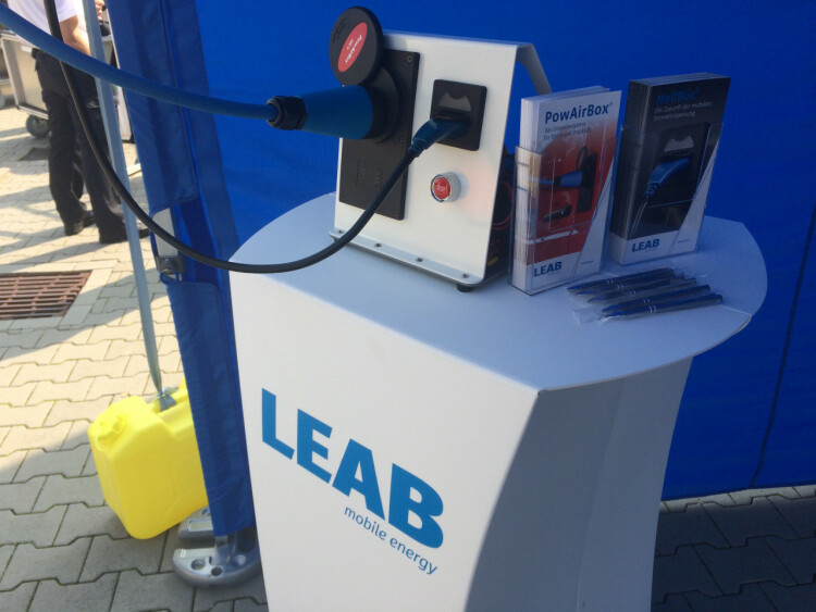 Die Powairbox steht auf einem weißen Messetisch