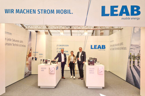 Drei Mitarbeitende von LEAB stehen am Rettmobil Messestand