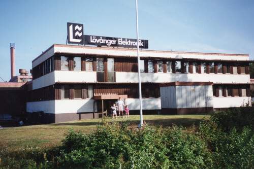 Gebäude mit Lövånger Elektronik Schriftzug auf dem Dach.