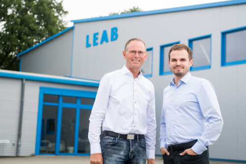Bart und Richard Westerkamp vor dem LEAB-Gebäude.