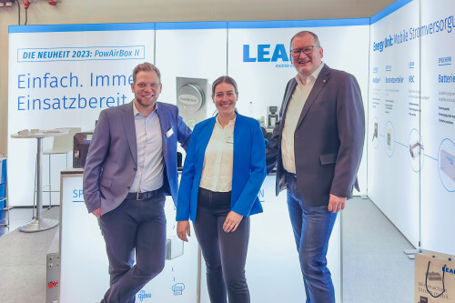 Sven Fridrischak, Melanie Derr und Marius Urbanowicz von LEAB vor ihrem Messestand.