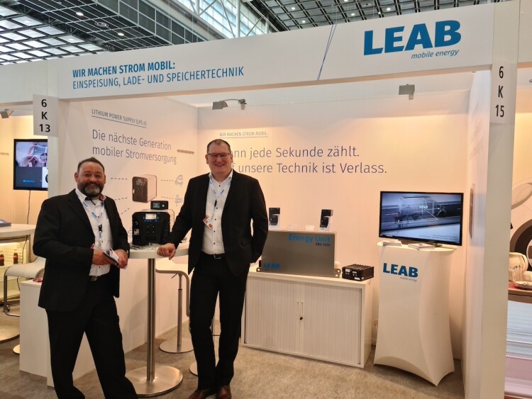 Zwei Vertriebsmitarbeiter am Messestand von LEAB bei der Flotte