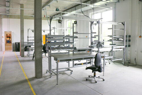 Produktionsstätte im Neubau Busdorf mit Tischen und einem Stuhl
