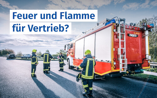 Ein Feuerwehrwagen am Wegesrand. Text: Feuer und Flamme für Vertrieb?