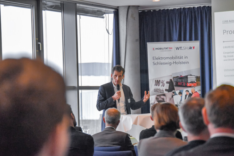 Fabian Dickau von LEAB hält einen Vortrag vor vielen Besucherinnen des 10. Elektromobilitätstages der WTSH.